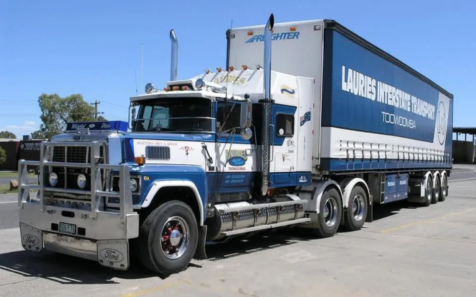 Niyə yerli yük maşınları egzoz borularını yuxarıya doğru göstərmirlər?